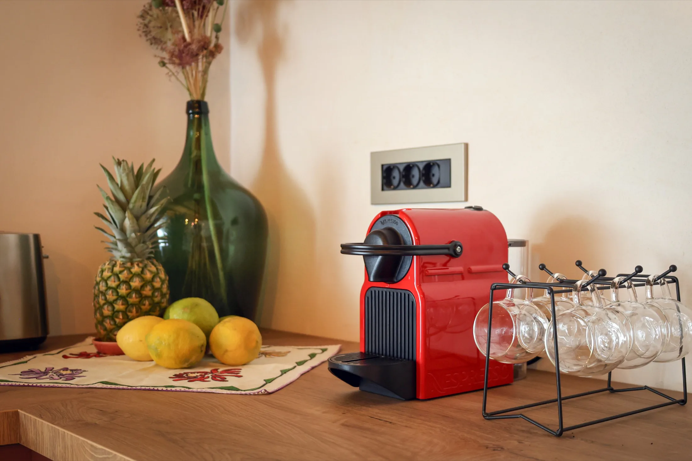 Nespresso aparat i čaše u kuhinji